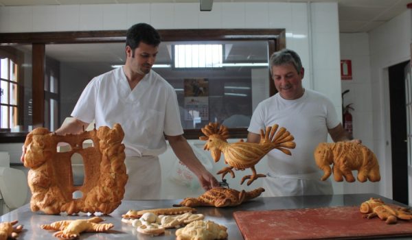 Los hermanos Miguel y Salvador González mostrando su producto.