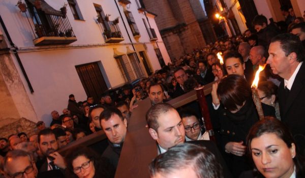 El Via Crucis ha congregado a varios centenares de personas.