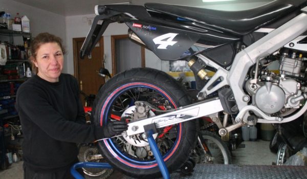 María José Díaz reparando la moto de su hijo.