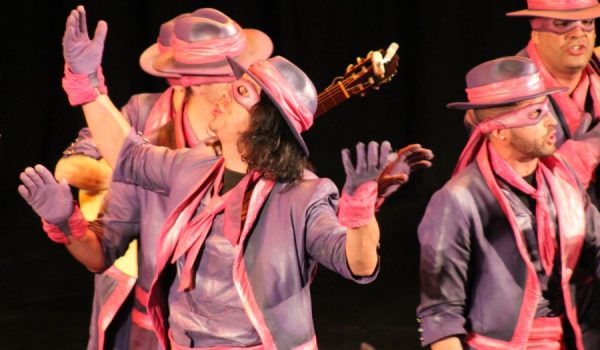 Los Ladrones abrieron la gala de comparsas gaditanas que acogió anoche el teatro Espinel.