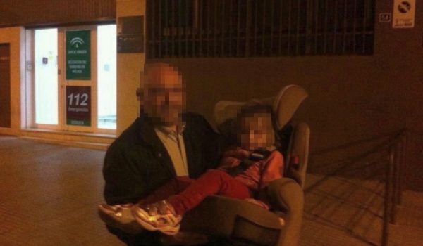 Esteban Gómez, antes de entregar a la menor en dependencias policiales adscritas a la Junta de Andalucía.