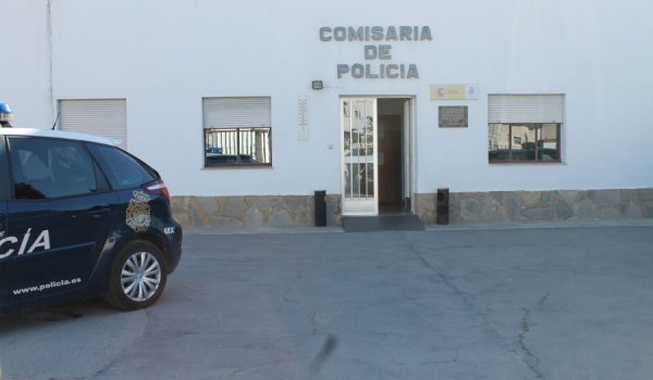 La Policía Nacional recibió el anuncio minutos antes de las ocho de la mañana.
