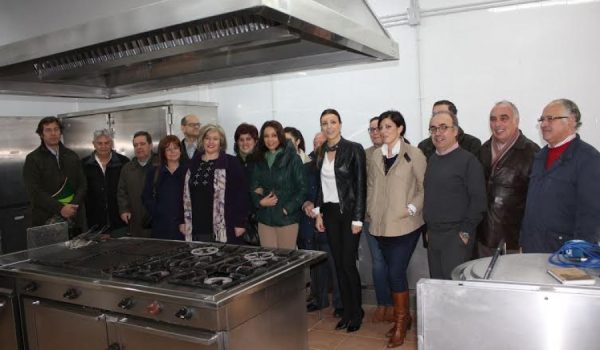 Los representantes de colectivos y asociaciones, junto a la alcaldesa y otros miembros del equipo de gobierno.