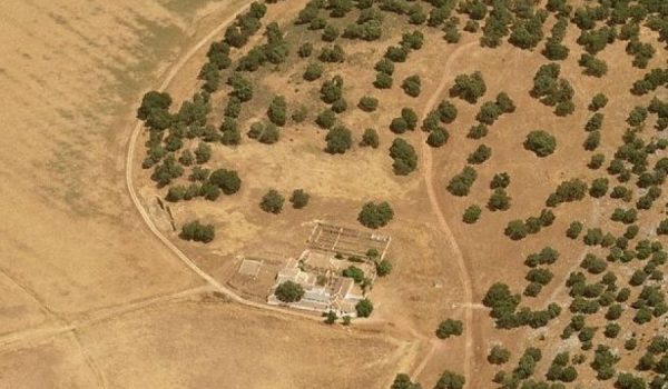 Imagen aérea de la finca donde se está desarrollando la grabación.