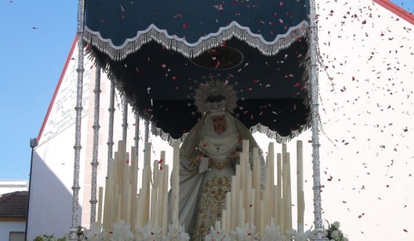 Los pétalos que lanzaron los bomberos dejaron esta bella estampa en la salida de Rosario.