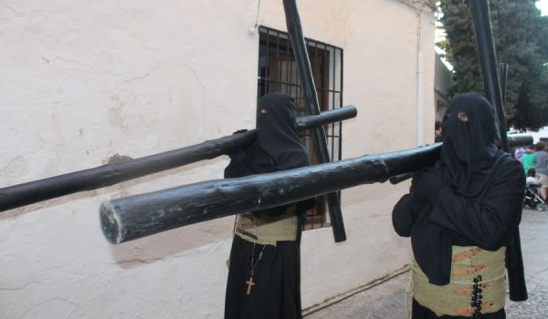Hermanos penitentes de la Hermandad de Paz y Caridad y de la Vera+Cruz.