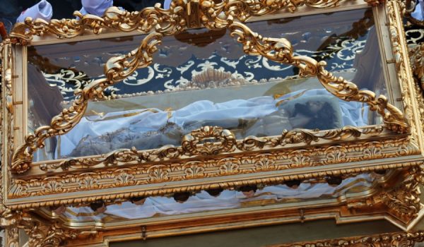 Detalle de la restauración de la urna del Cristo Yacente.