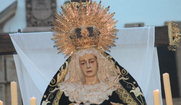 María Santísima en La Soledad, en el momento de su salida procesional por las calles de Ronda.