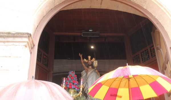 Ambas imágenes se acercaron al pórtico del templo.