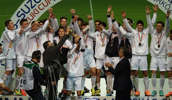 Harillo, celebrando junto a sus compañeros la consecución del torneo.