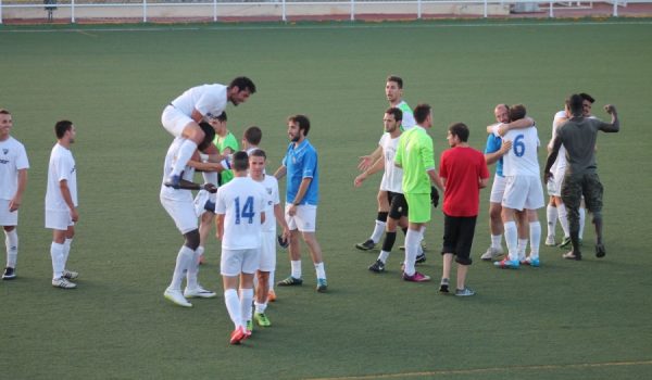 Los jugadores rondeños, celebrando la permanencia a la conclusión del encuentro.
