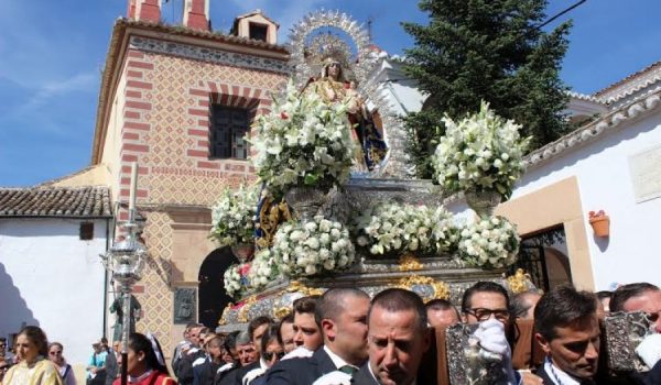 Imagen de la salida procesional desde el Santuario de La Paz.