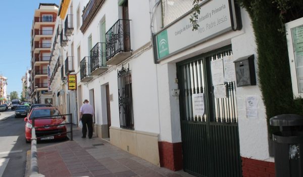La presunta agresora observó que la docente regañaba a su hijo a través de esta puerta.