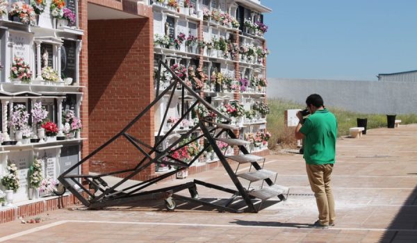 Así quedó la escalera metálica tras el lamentable incidente.