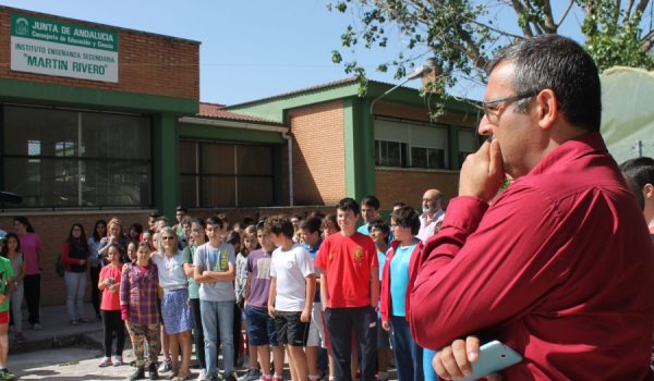Profesores y alumnos, concentrados en el I.E.S. Martín Rivero.