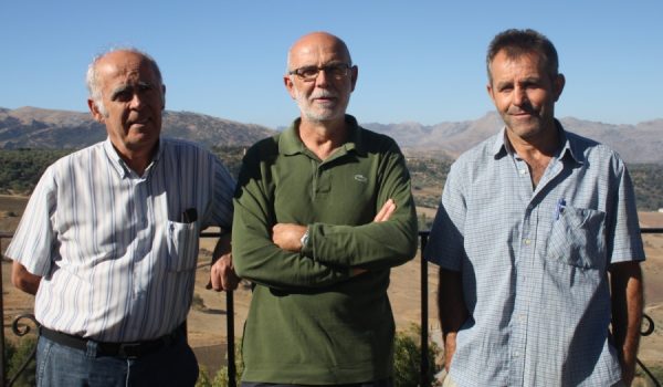 Juan Oñate, Andrés Rodríguez y Juan Terroba, con los terrenos donde se construiría la urbanización de lujo, al fondo.
