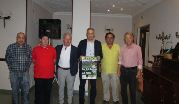 Gordillo y Anzarda, junto a representantes de la organización, del C.D. Ronda y la Peña Bética de Arriate.