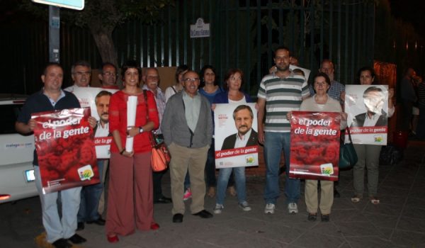 Militantes y simpatizantes de IU, durante el acto de pegada de carteles.