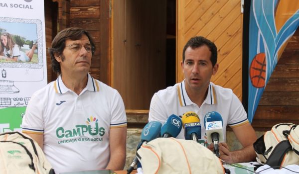 A la izquierda, Emilio Martín, representante de la Obra Social Unicaja en Ronda, junto a Manuel Dorado, responsable del campus.
