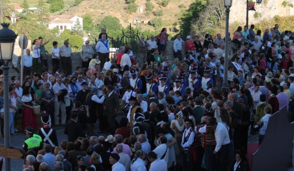 Miles de personas han participado en el Pasacalles Romántico.