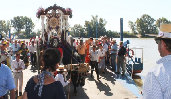 En torno a las 10.30 horas la hermandad rondeña atravesaba el Guadalquivir en barcaza.