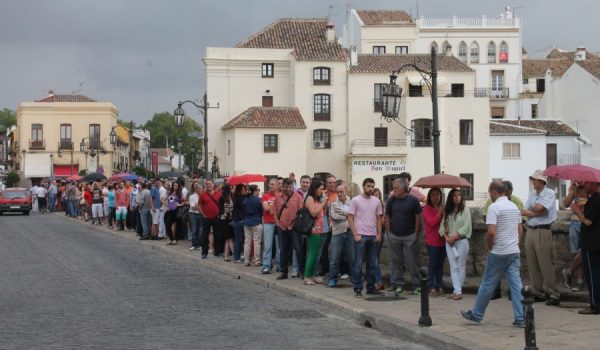 Cientos de personas esperaban desde primera hora a las puertas del Convento de Santo Domingo.
