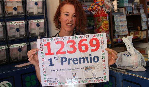 Inma Racero muestra el número premiado en su establecimiento.
