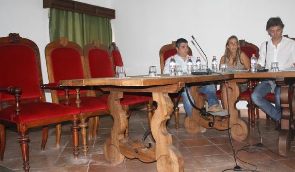 Cuatro de los siete sillones que corresponden a los concejales socialistas han permanecido vacíos.