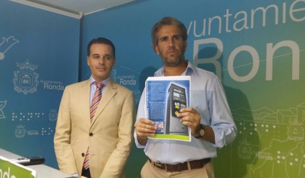 El delegado de Tráfico, Antonio Arenas, junto al director comercial y de marketing del grupo Asesores Locales, Francisco Coca.