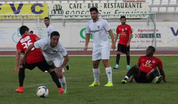 El mediocentro Urdín debutó ayer con el conjunto blanco.