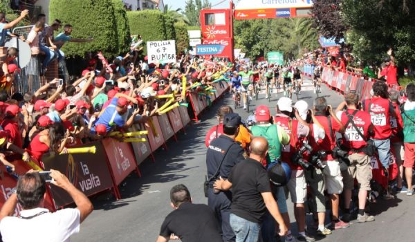 Miles de personas se acercaron a la avenida de Málaga para disfrutar del evento deportivo.