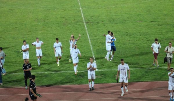 Los rondeños, celebrando la victoria ante los alrededor de 500 aficionados que presenciaron el partido.