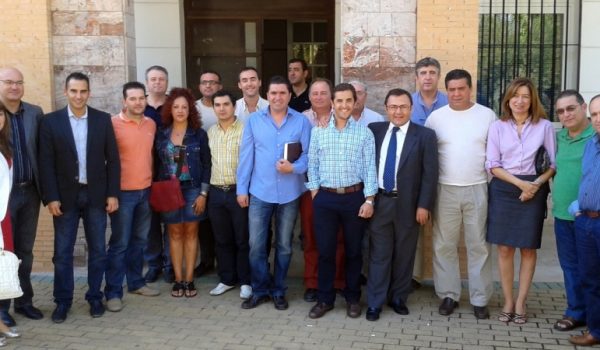 David Fernández tras su elección como presidente del Consorcio Genal-Guadiaro-Serranía de Ronda acompañado de alcaldes de la zona y cargos públicos y orgánicos socialistas, entre ellos el secretario general del PSOE malagueño, Miguel Ángel Heredia.