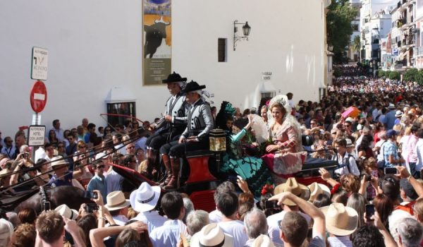 Miles de personas se dieron cita en los aledaños de la plaza de toros para ver la entrada de los espadas y las goyescas.