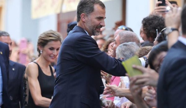 Sus Majestades, Don Felipe y Doña Letizia, en la entrada al evento.