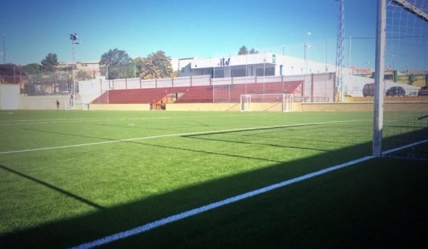 El cambio de césped ha contado con una inversión de 185.000 euros por parte de la Diputación Provincial de Málaga.