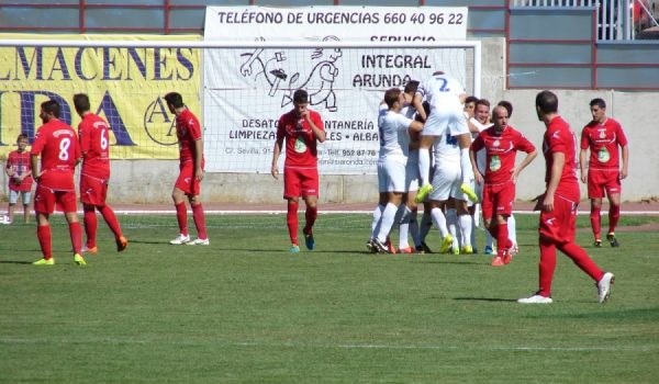 Los rondeños, celebrando el tanto de Raúl Segura.