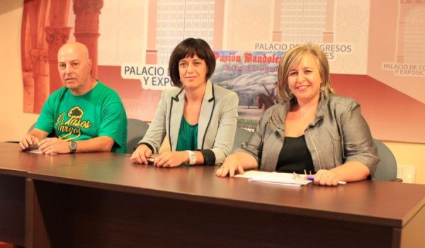 La delegada de Turismo junto a la alcaldesa de El Burgo, María Dolores Narváez, y el presidente de la Asociación Pasos Largos, Fernando Ruiz.