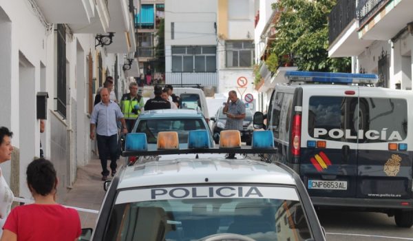 Numerosos efectivos policiales se han desplazado al lugar de los hechos.