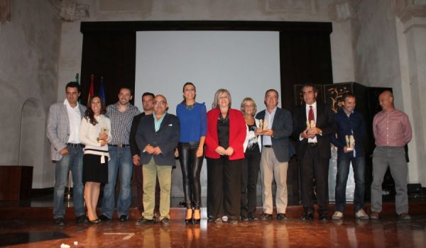 Los premiados han posado juntos a los representantes municipales al final del acto.