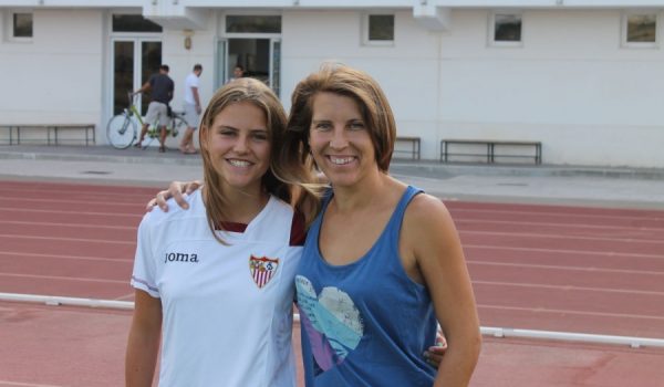 Auxi, a la derecha, acompañada por su sobrina Mara.