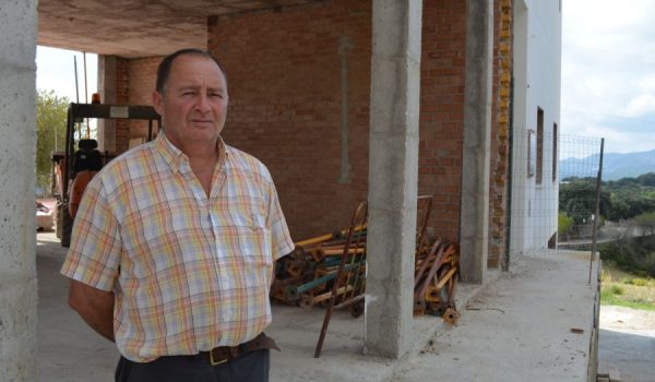 Gabriel Jiménez, alcalde de Alpandeire, junto a las obras del nuevo centro sanitario.