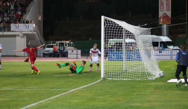 El zaragocista Zalaya, celebrando el primer tanto del encuentro.