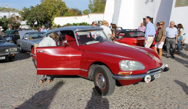 Desde las 09.00 horas el paseo de Blas Infante acogió la concentración de coches clásicos.
