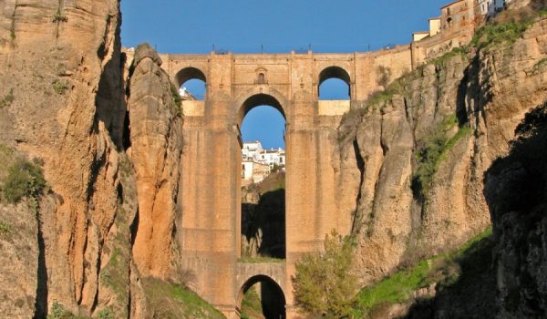 El Puente Nuevo ya cuenta con los anclajes necesarios para el desarrollo de la prueba.