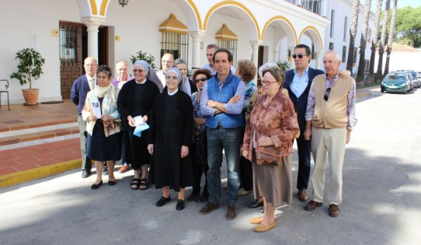 Tejada, en el centro, junto a varias Hermanitas de los Pobres y un grupo de voluntarios.