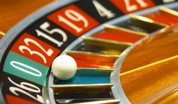 En los dos casos se trataba de recreativos tipo mesa ruleta y en ambos habrían sustraído durante una semana una cantidad de dinero cercana a los diez mil euros.
