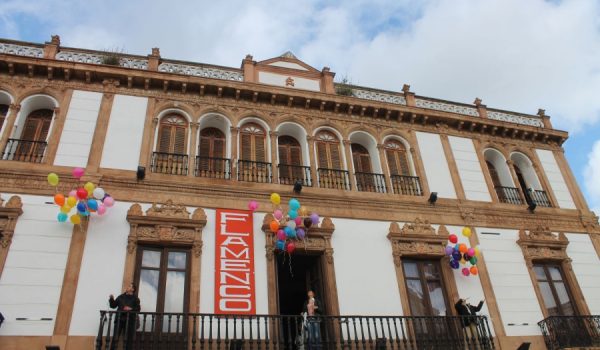 El acto se ha celebrado en las instalaciones del Casino, desde donde se han lanzado globos.