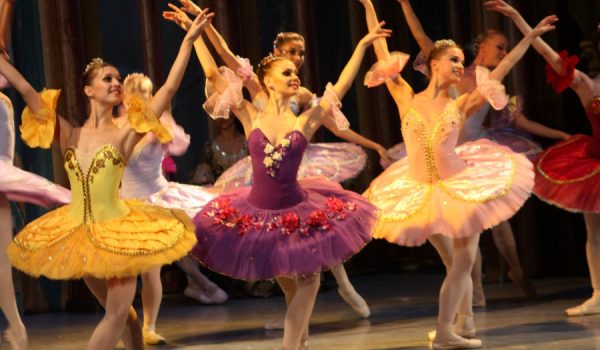 Decenas de bailarines formaron parte del gran espectáculo.