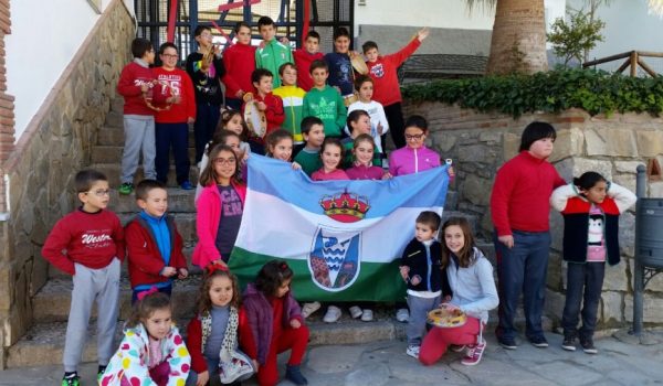 Los alumnos del colegio de Serrato celebrabran la segregación a las puertas del centro.
